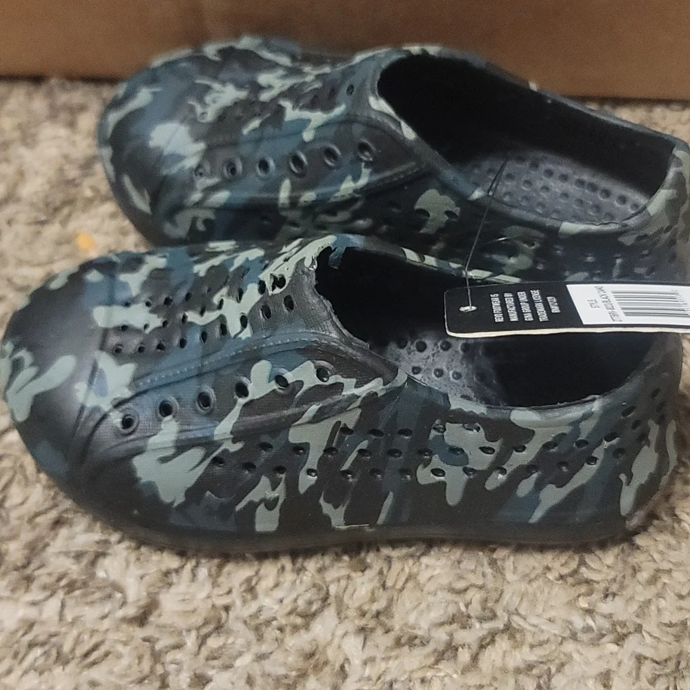 REVO TODDLER CAMO WATER SHOES/SNEAKERS: GREEN/BLACK CAMO: NWT: SZ 5/6